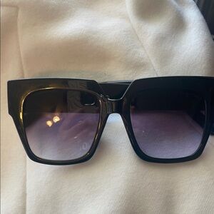 Chic Black Sunglasses